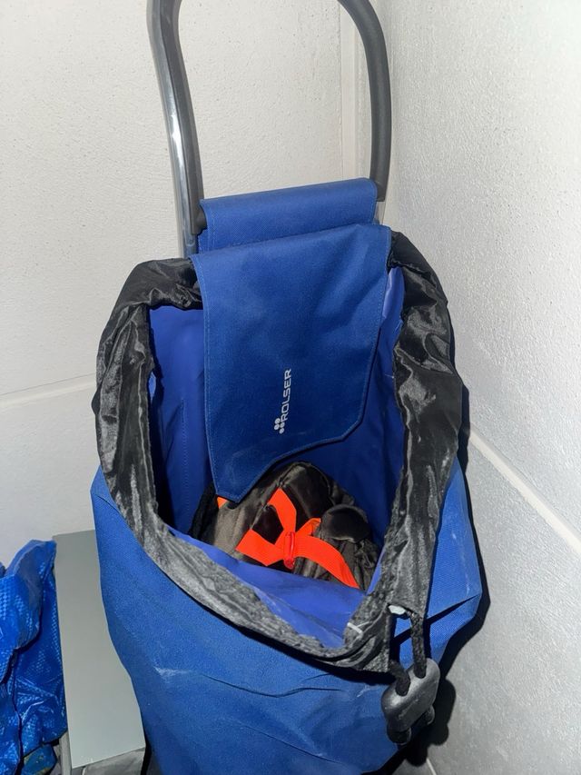 Carro de la compra azul y negro