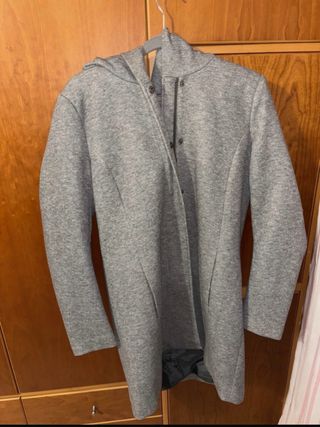 Chaqueta Only gris con capucha