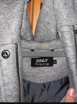 Chaqueta Only gris con capucha