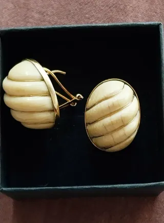 Pendientes ovalados beige y dorados
