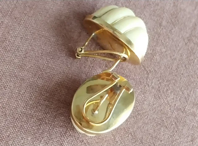 Pendientes ovalados beige y dorados