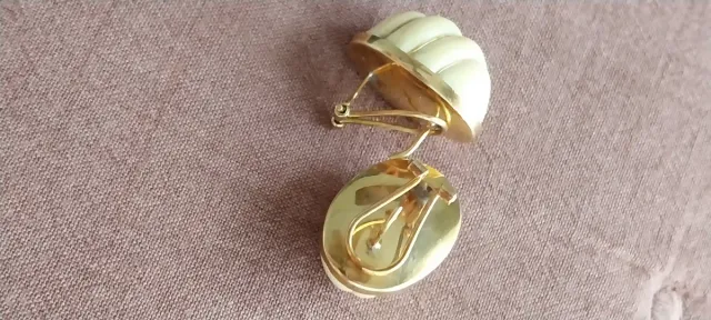 Pendientes ovalados beige y dorados