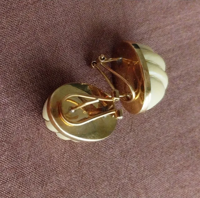 Pendientes ovalados beige y dorados
