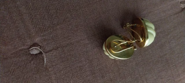 Pendientes ovalados beige y dorados