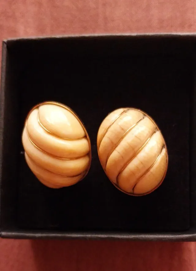 Pendientes ovalados beige y dorados