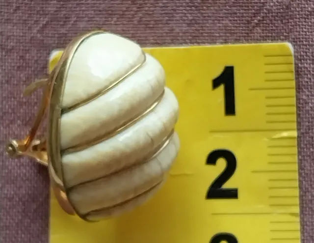 Pendientes ovalados beige y dorados