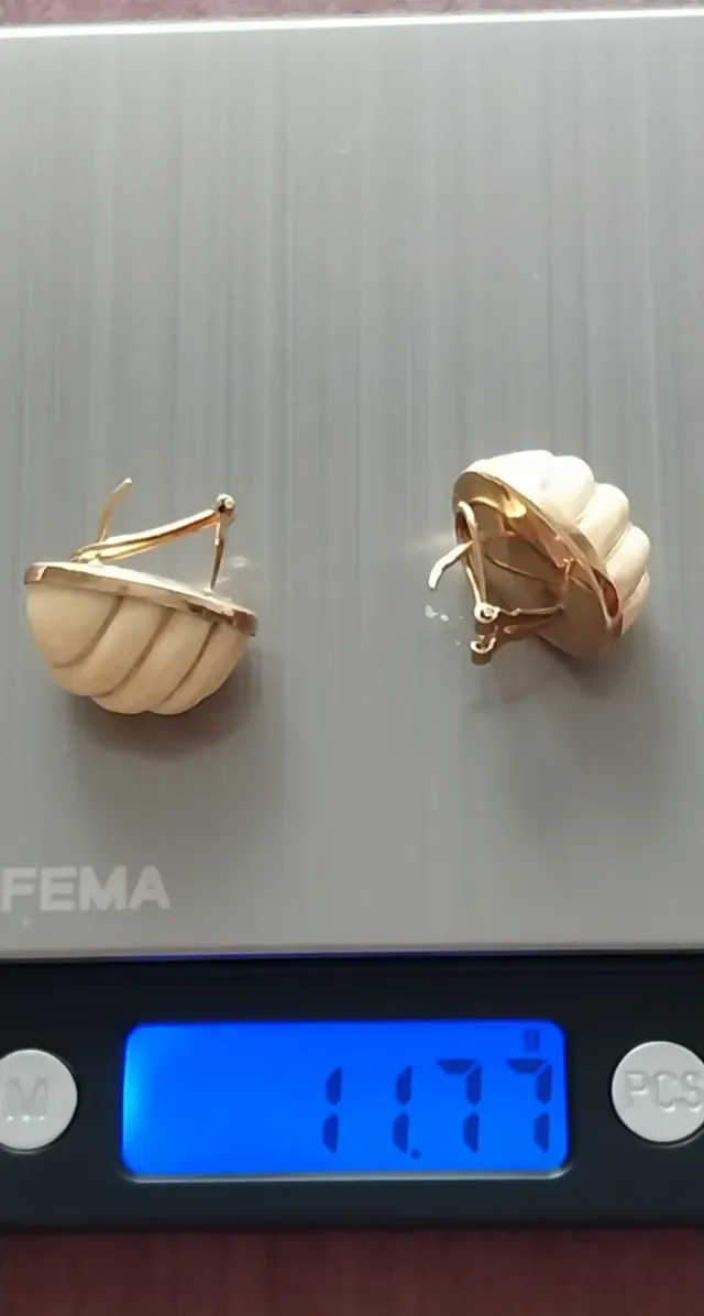 Pendientes ovalados beige y dorados