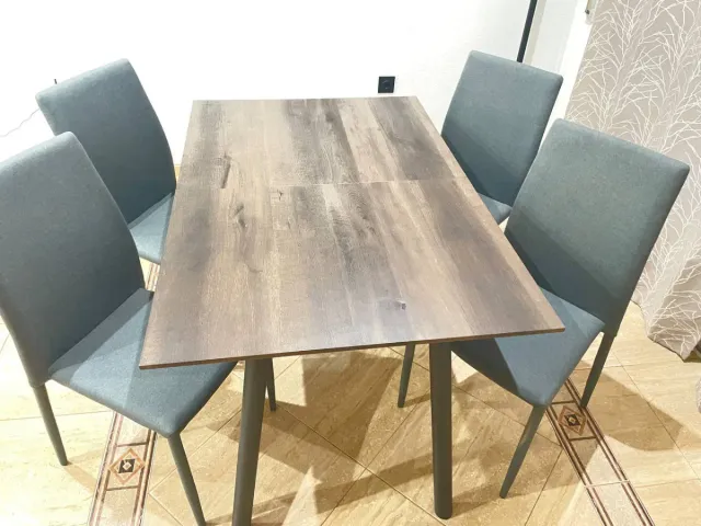 Mesa de comedor y 4 sillas