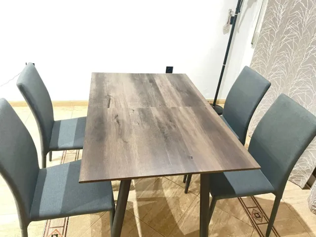 Mesa de comedor y 4 sillas
