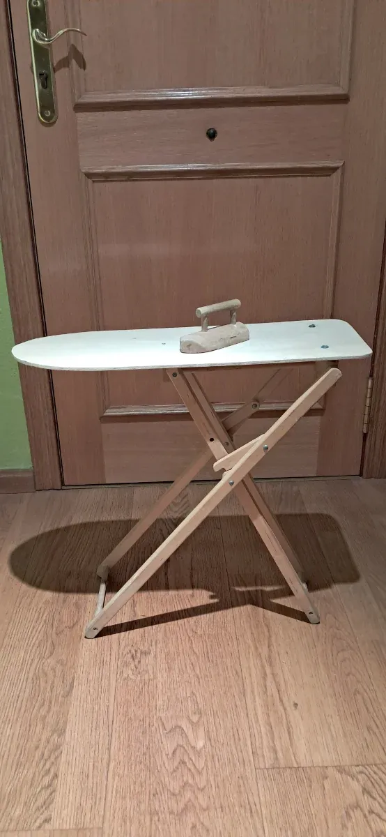 Tabla de planchar de juguete de madera