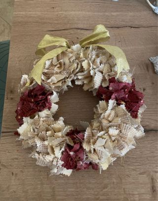 Ghirlanda decorativa stoffa beige, oro, rosso