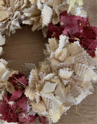 Ghirlanda decorativa stoffa beige, oro, rosso