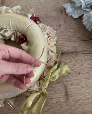 Ghirlanda decorativa stoffa beige, oro, rosso