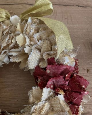 Ghirlanda decorativa stoffa beige, oro, rosso