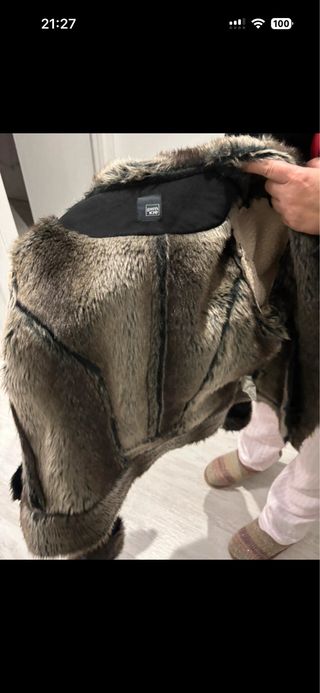 Abrigo negro con detalles marrones