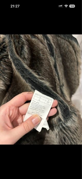 Abrigo negro con detalles marrones