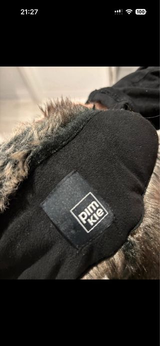 Abrigo negro con detalles marrones