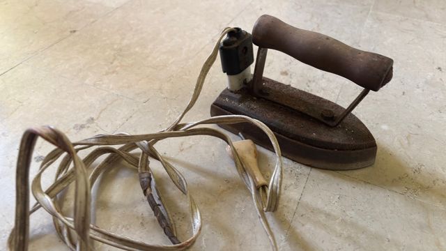 Ferro da stiro antico in ghisa