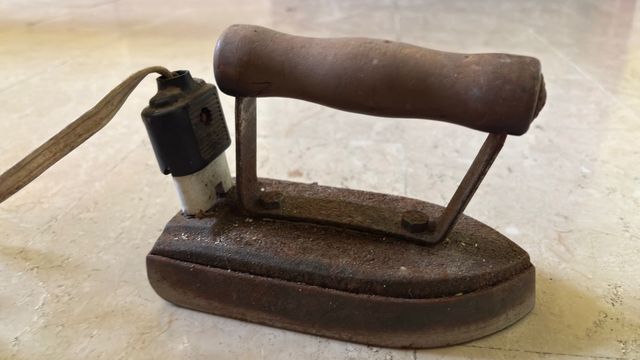 Ferro da stiro antico in ghisa