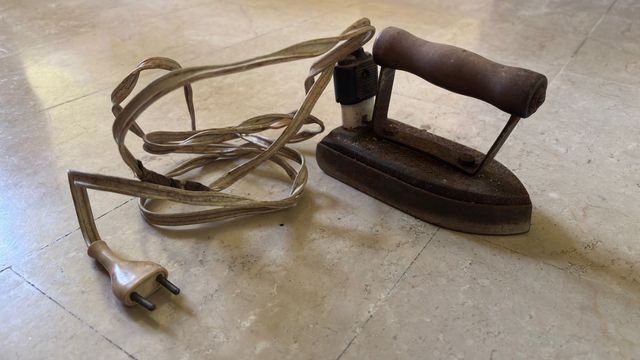 Ferro da stiro antico in ghisa