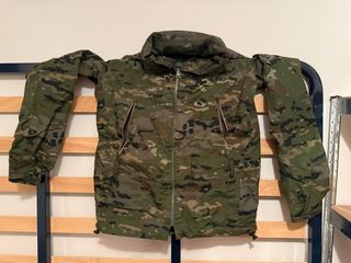 Traje de tormenta camuflaje verde pixelado