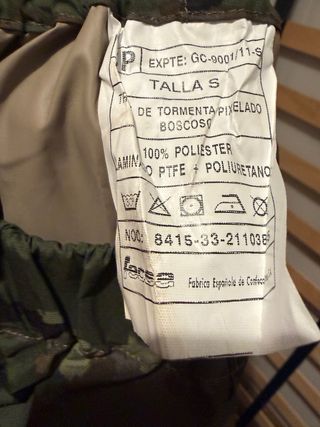 Traje de tormenta camuflaje verde pixelado