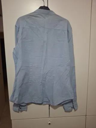 Blusa azul con botones marrones