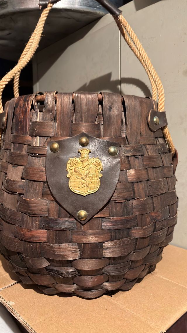 Cesto vimini con stemma