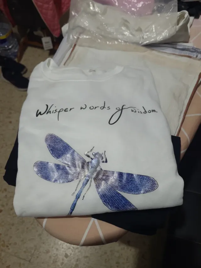 Sudadera blanca con estampado de libélula