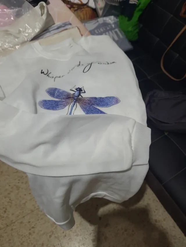 Sudadera blanca con estampado de libélula