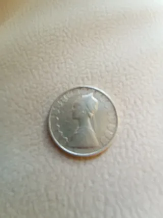 2 Monedas Pesetas 1947 Franco y otra de plata .