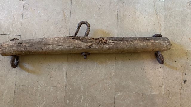 Attrezzo agricolo antico in legno e metallo
