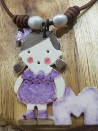 Gargantilla inicial M hecha a mano