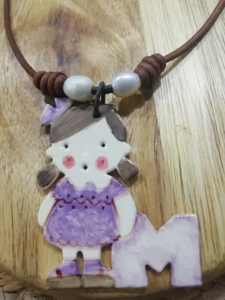 Gargantilla inicial M hecha a mano