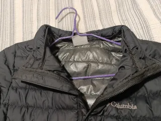 Chaqueta Columbia Negra. De plumas, ligera.
