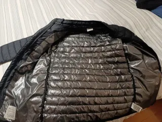 Chaqueta Columbia Negra. De plumas, ligera.