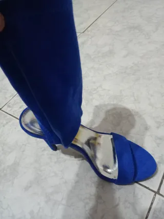 Zapatos de tacón azul y plateado