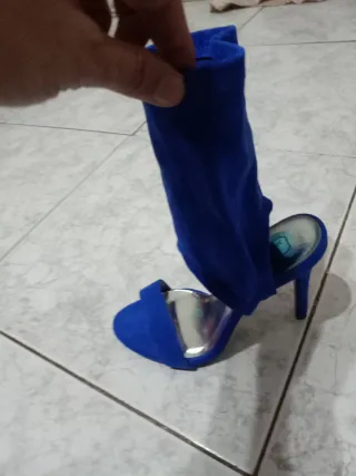 Zapatos de tacón azul y plateado