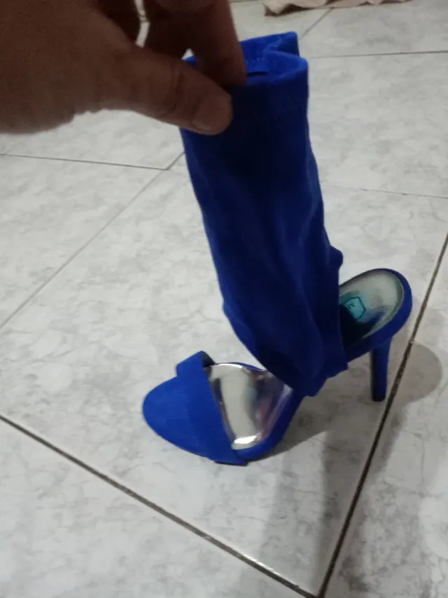 Zapatos de tacón azul y plateado