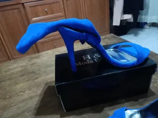 Zapatos de tacón azul y plateado