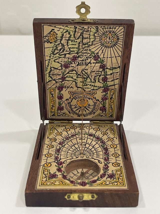 Reloj solar de madera con mapa y brújula