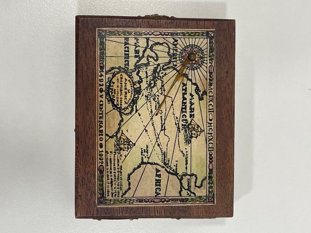 Reloj solar de madera con mapa y brújula