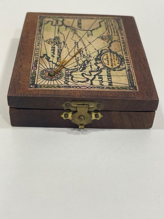 Reloj solar de madera con mapa y brújula