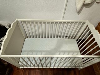 Cochecito de bebé y capazo gris y cuna