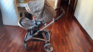 Cochecito de bebé y capazo gris y cuna