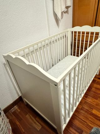 Cochecito de bebé y capazo gris y cuna