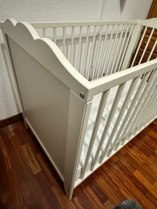 Cochecito de bebé y capazo gris y cuna