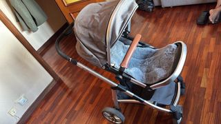 Cochecito de bebé y capazo gris y cuna