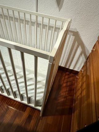 Cochecito de bebé y capazo gris y cuna