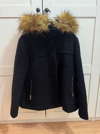 Cazadora negra con capucha y pelo